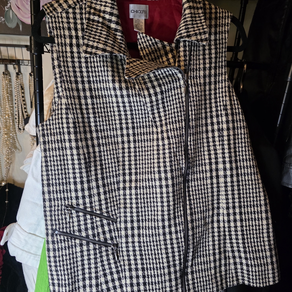Chico's Black & White Houndstooth Zip Vest